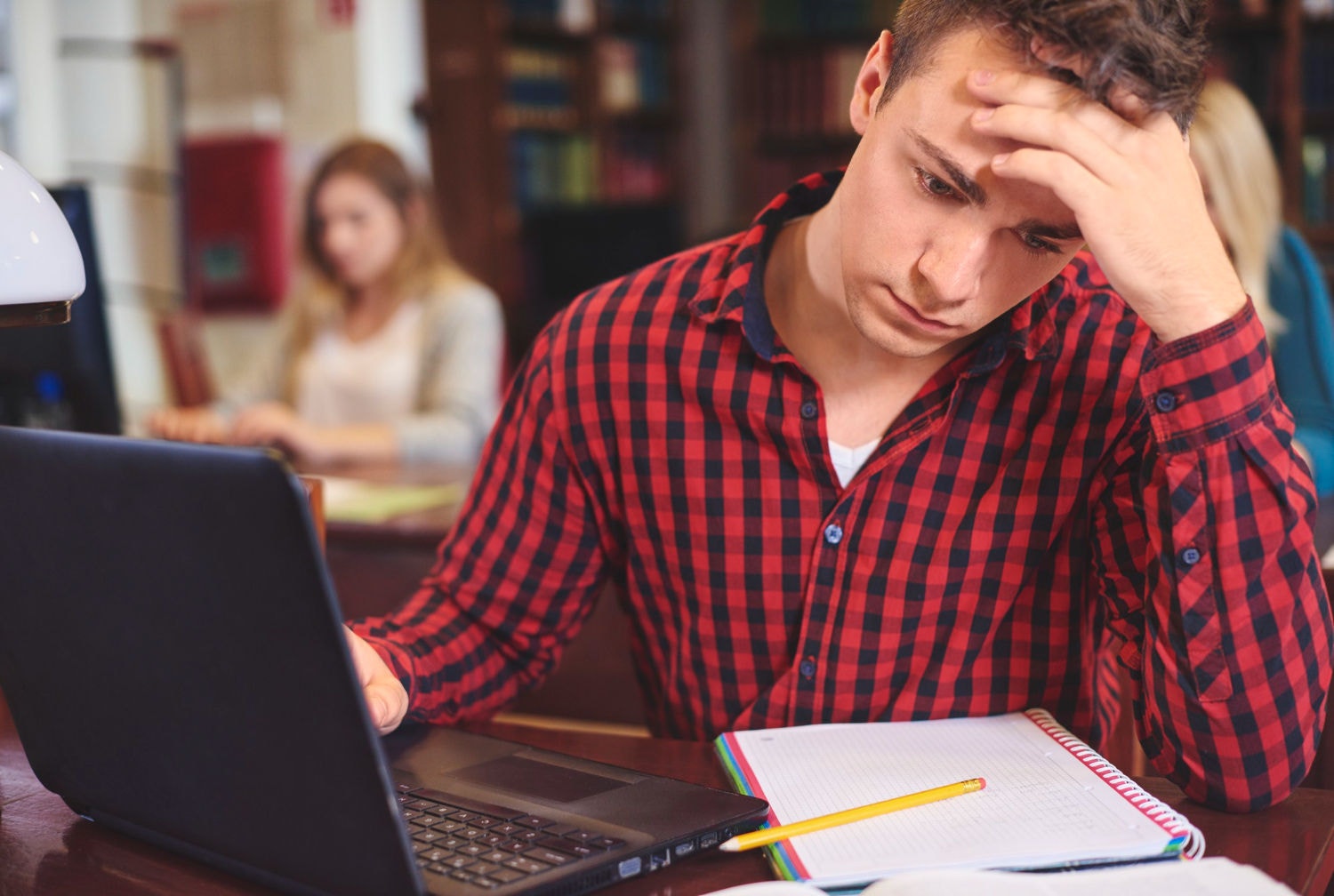 Um terço dos estudantes universitários têm alguma dívida em aberto com a universidade