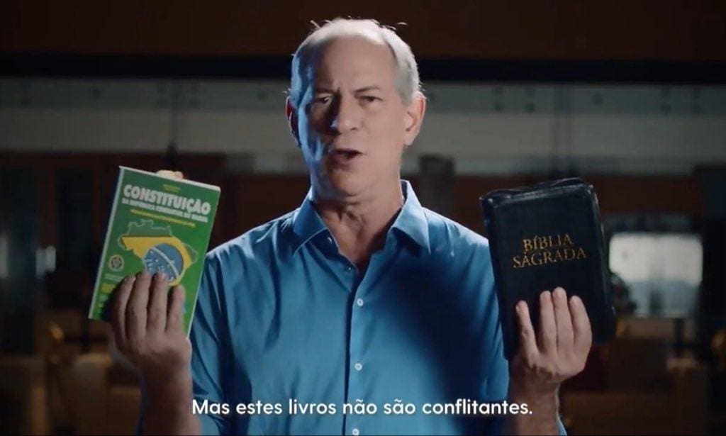 De olho nas eleições de 2022, Ciro Gomes apareceu com os livros da Bíblia e da Constituição em aceno a grupos evangélicos