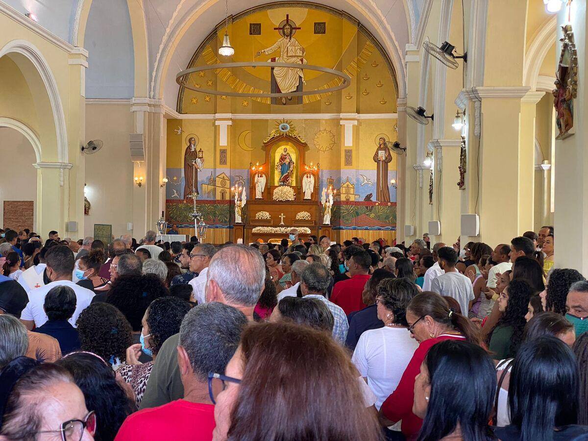 Devotos lotam o Santuário dedicado à Nossa Senhora dos Anjos