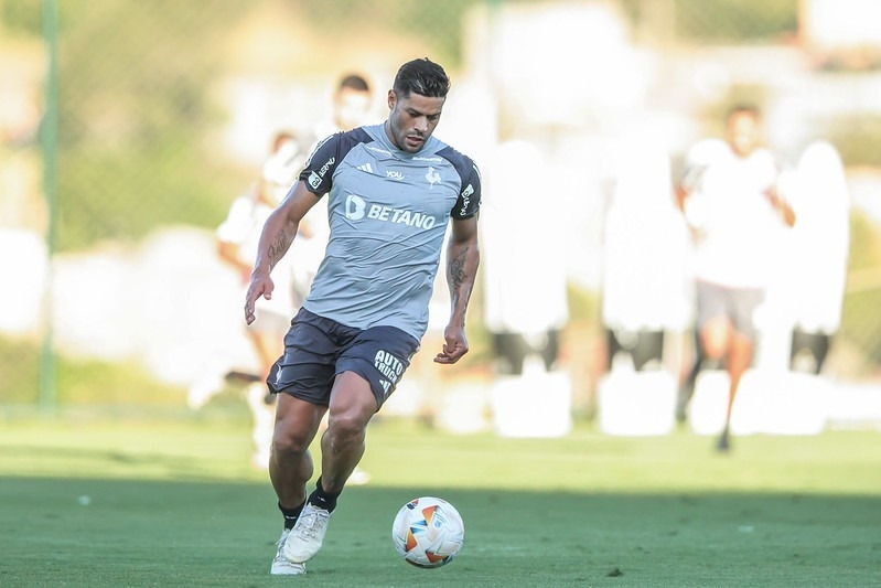 Hulk participa de treino na Cidade do Galo