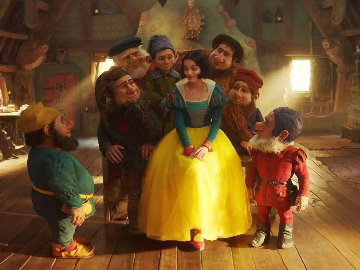 Branca de Neve e os Sete Anões: Feliz (George Salazar), Soneca (Andy Grotelueschen), Mestre (Jeremy Swift), Dunga (Andrew Barth Feldman), Atchim (Jason Kravits), Dengoso (Tituss Burgess) e Zangado (Martin Klebba).