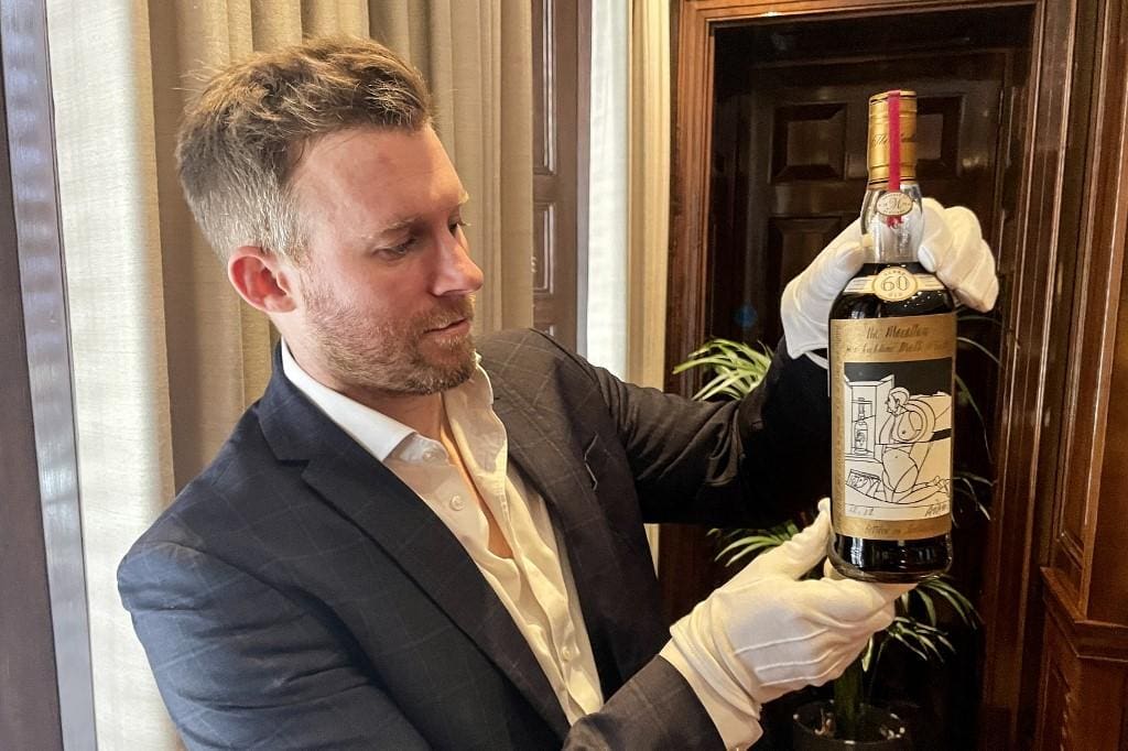 A garrafa do Macallan destilado em 1926 foi arrematada por R$ 13 milhões