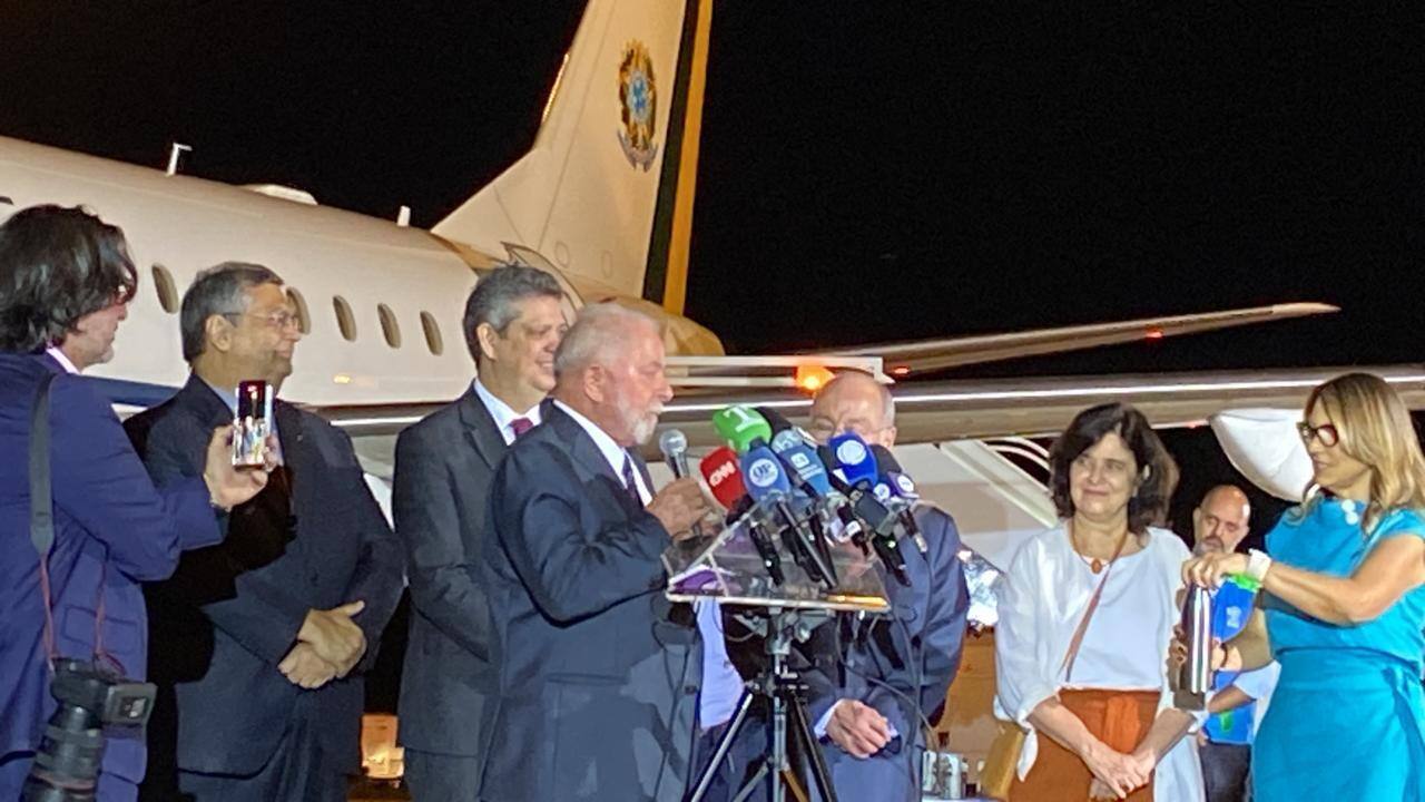 Lula e comitiva recebem repatriados da Faixa de Gaza, na Base Aérea de Brasília