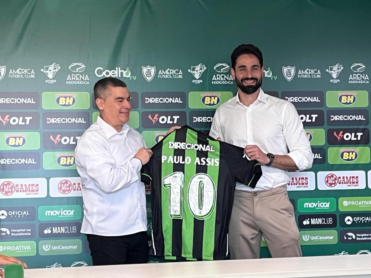Paulo Assis durante apresentação oficial nesta quinta-feira (7/8) no CT Lanna Drumond
