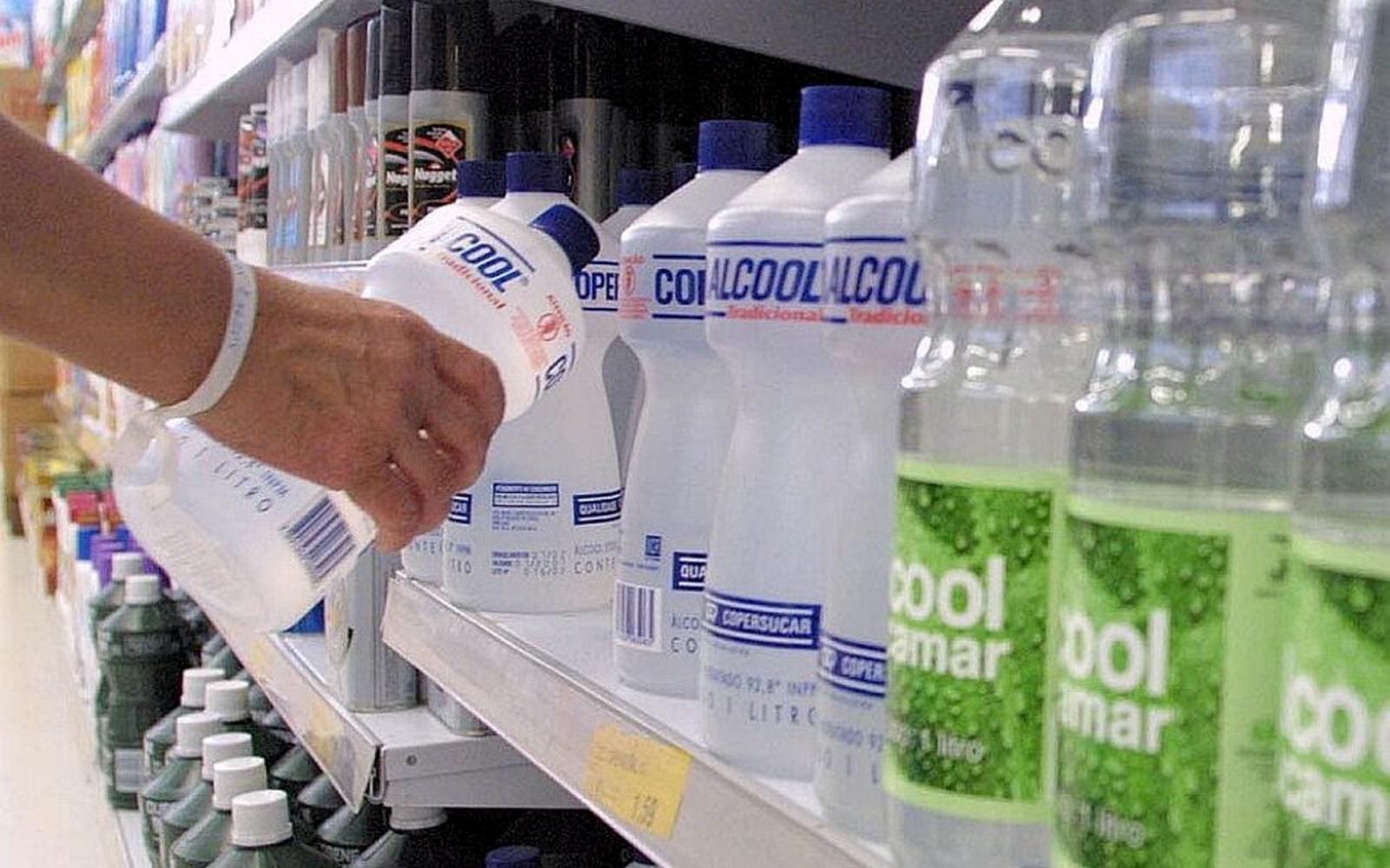Anvisa havia permitido a venda do álcool líquido para o público geral por causa da pandemia de Covid-19