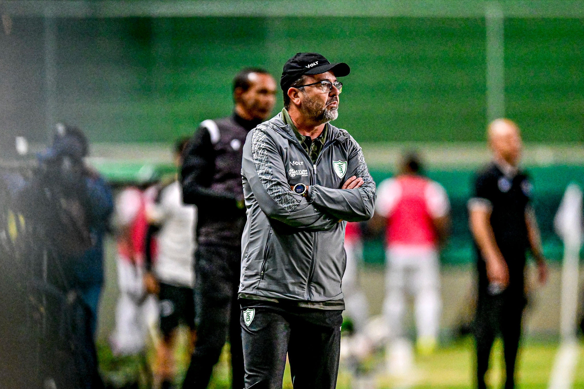 O técnico Enderson Moreira escalou o América com três zagueiros