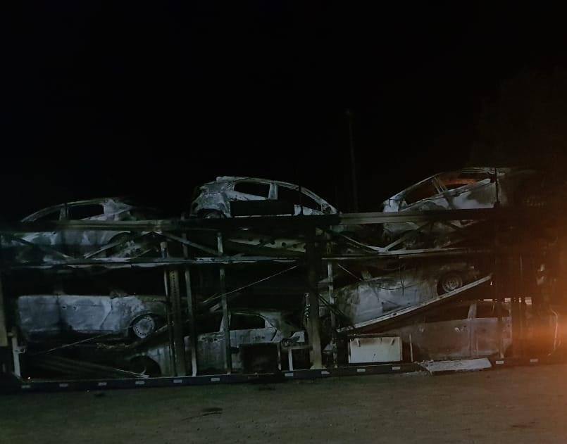  Duas cegonheiras pegam fogo e 18 veículos são destruídos em Salinas