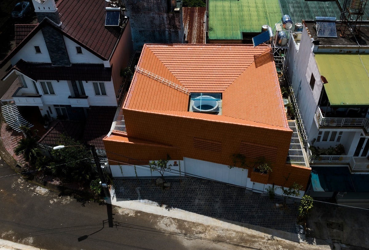 Telhado invertido, feito com argila, leva frescor para dentro de casa