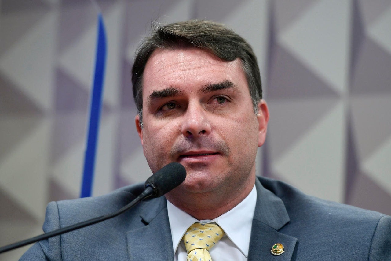 Flávio Bolsonaro afirma que Auxílio Brasil garante que brasileiros não passem fome