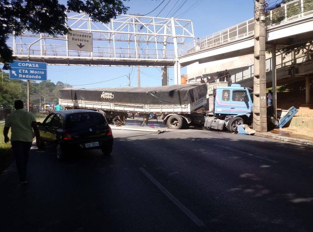 Caminhão desgovernador bate causa acidente na Avenida Nossa Senhora do Carmo