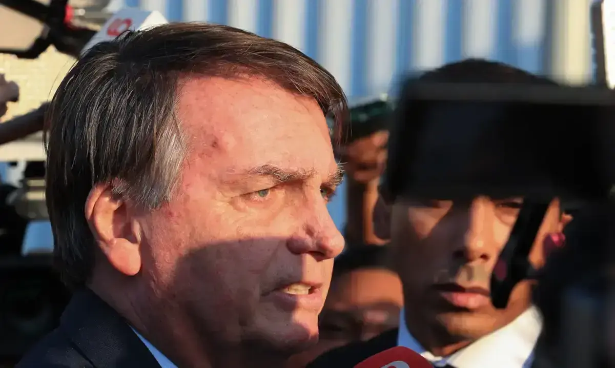 Defesa do ex-presidente Jair Bolsonaro (PL) pediu ao Supremo Tribunal Federal (STF) que líderes do PL possam visitá-lo em prisão domiciliar sem autorização judicial prévia