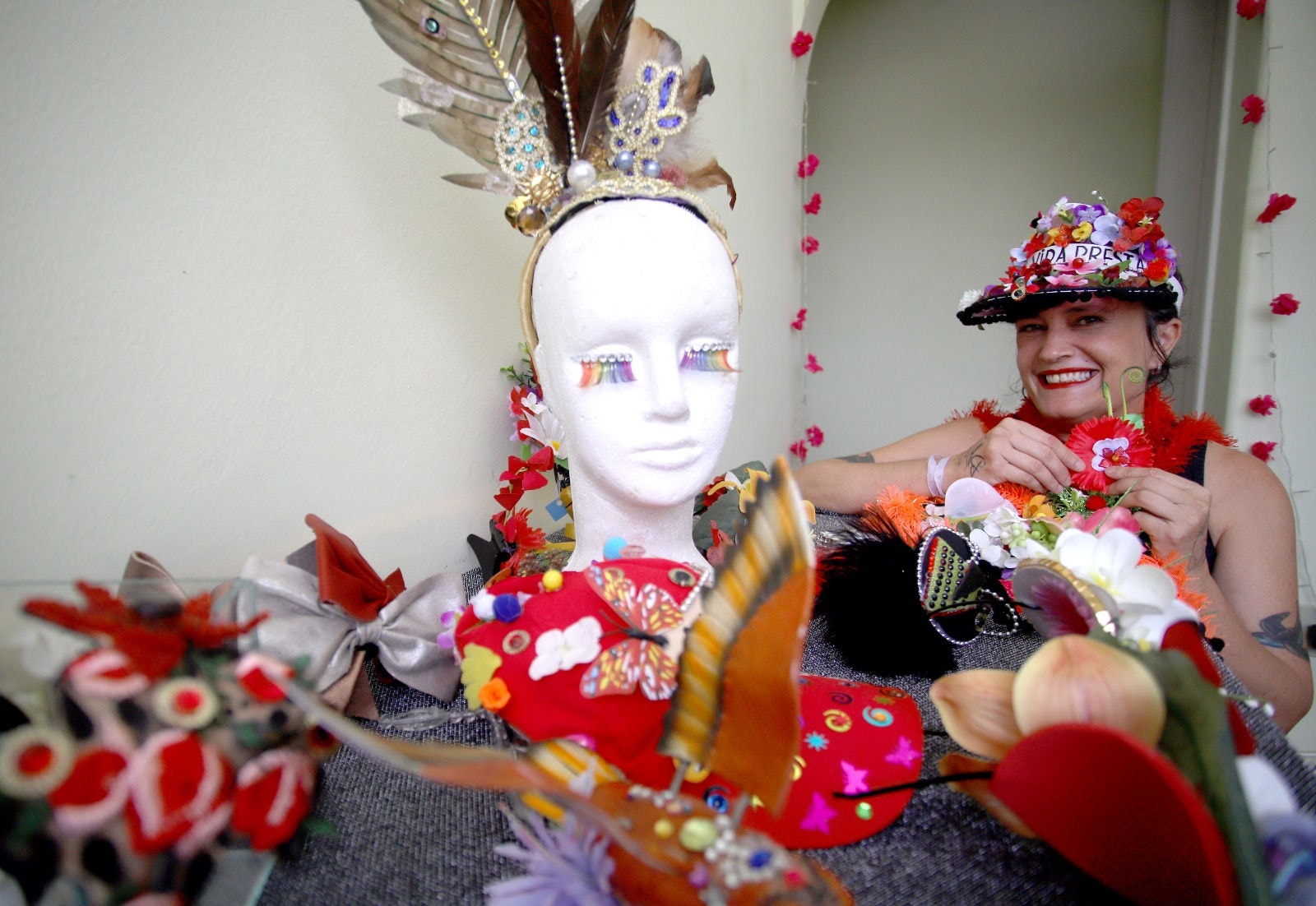 Patrícia Caetano, é artista plástica e produz artigos de Carnaval. Em 20 dias, ela consegue lucrar o mesmo que ganharia em um mês de trabalho