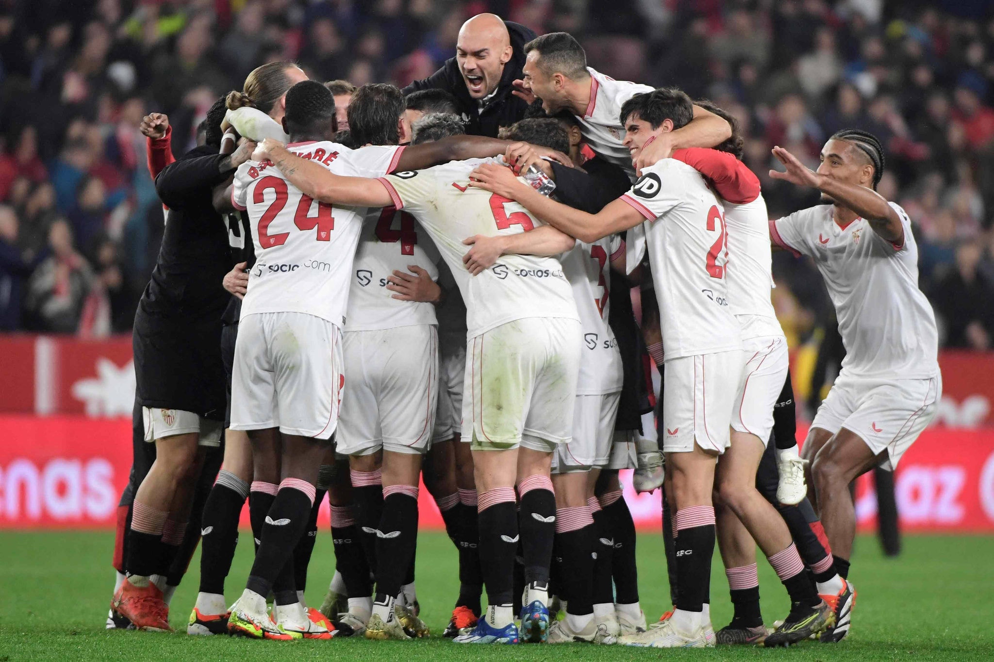 Jogadores do Sevilha comemoram resultado positivo