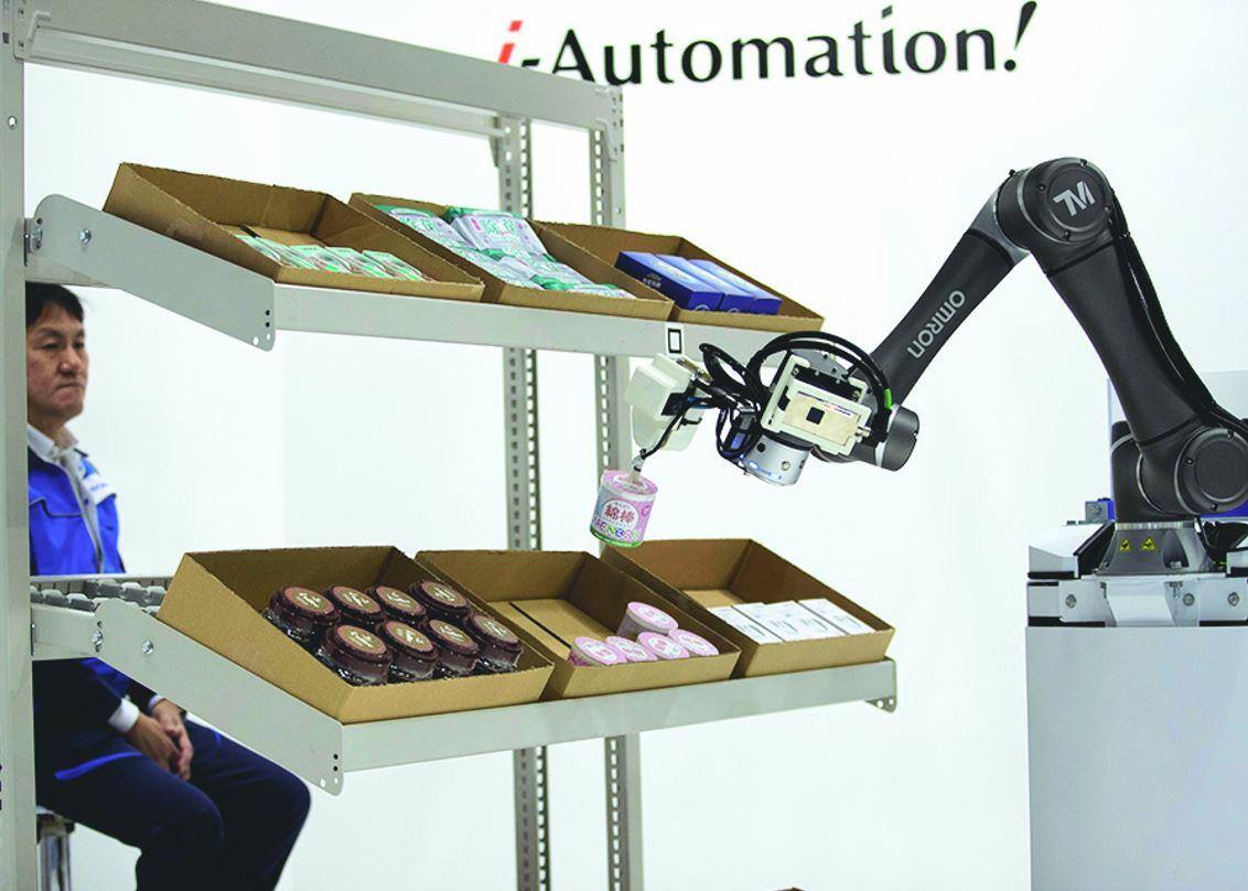 A serviço Robô desenvolvido pela fabricante de peças automatizadas Omron pega itens numa prateleira e os leva para onde estiver programado para ir