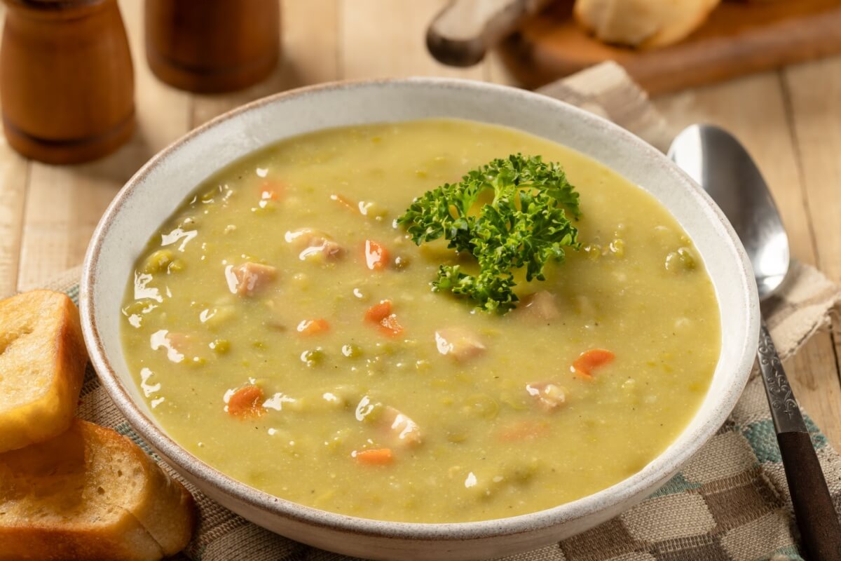 Sopa cremosa de ervilha com legumes e bacon