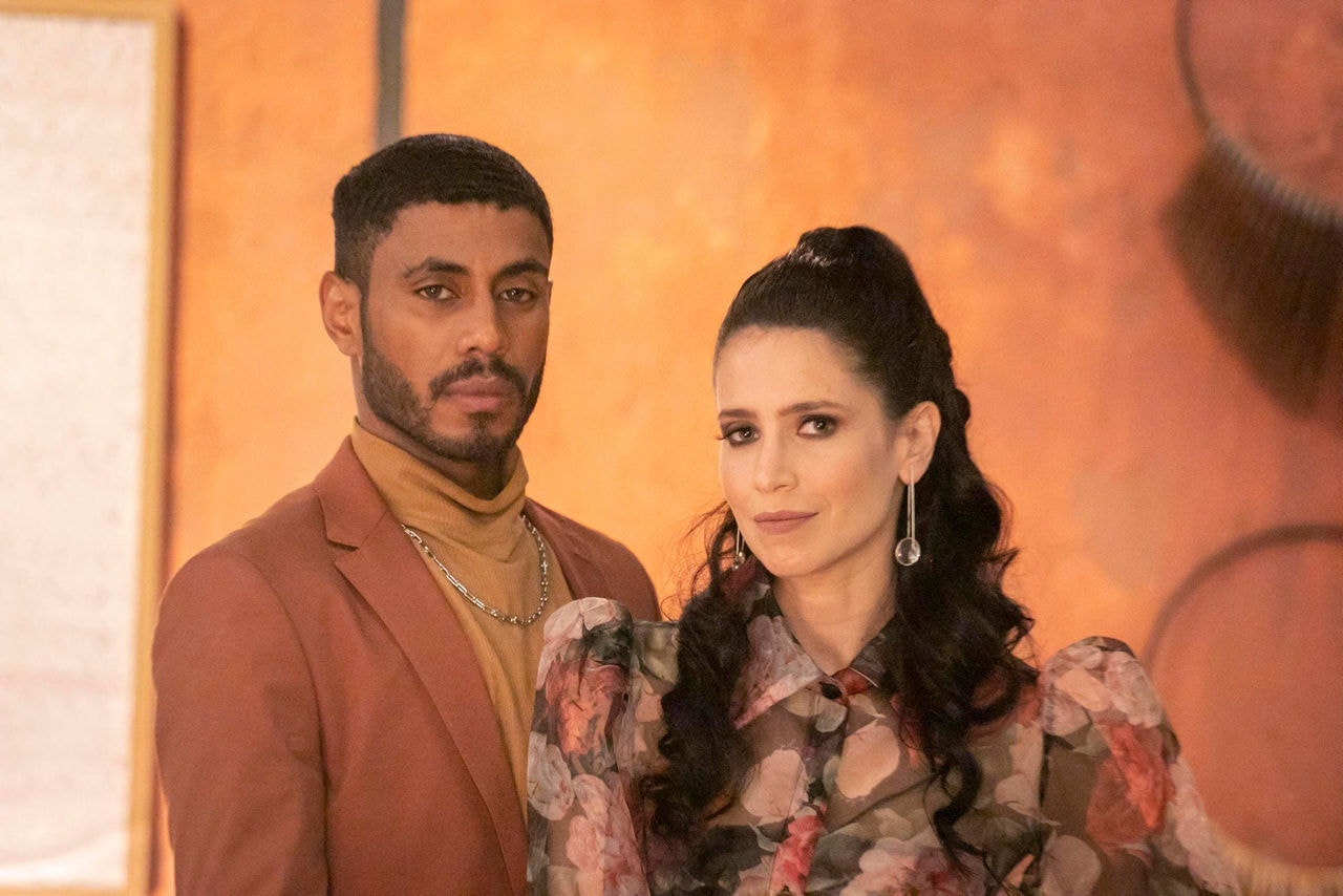 Leonardo (Ícaro Silva) e Regina ( Mel Lisboa) ficam noivos em Cara e Coragem