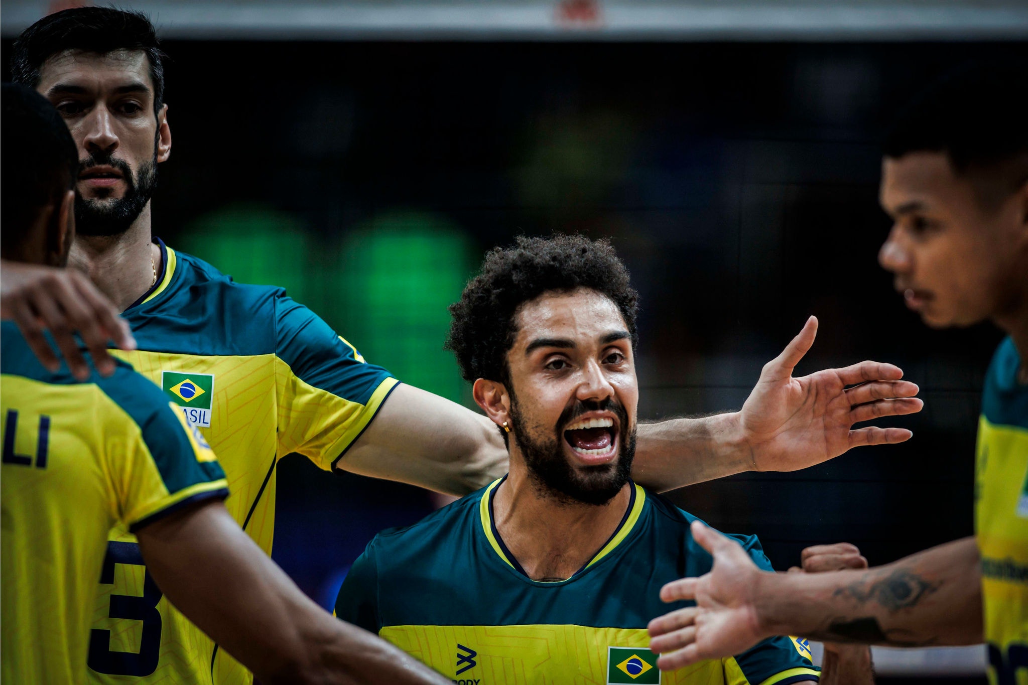 Jogadores do Brasil comemoram ponto durante partida da primeira semana da VNL (foto: CBV/Divulgação)