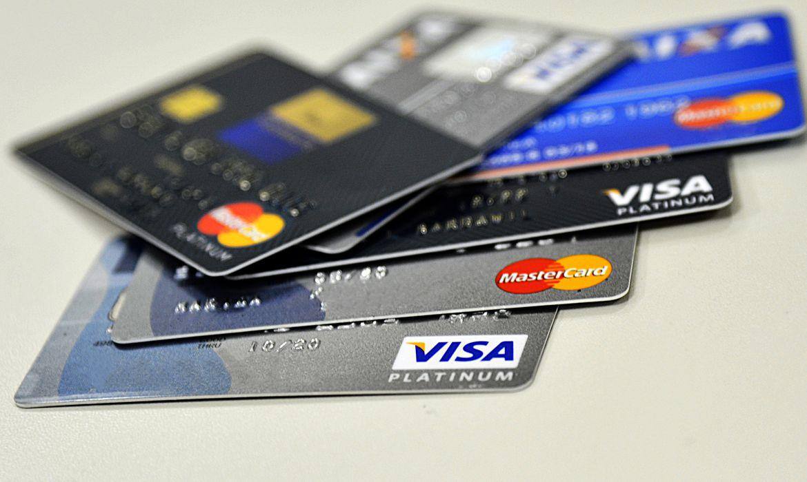 Rotativo cartão de crédito chega a 423,5% ao ano