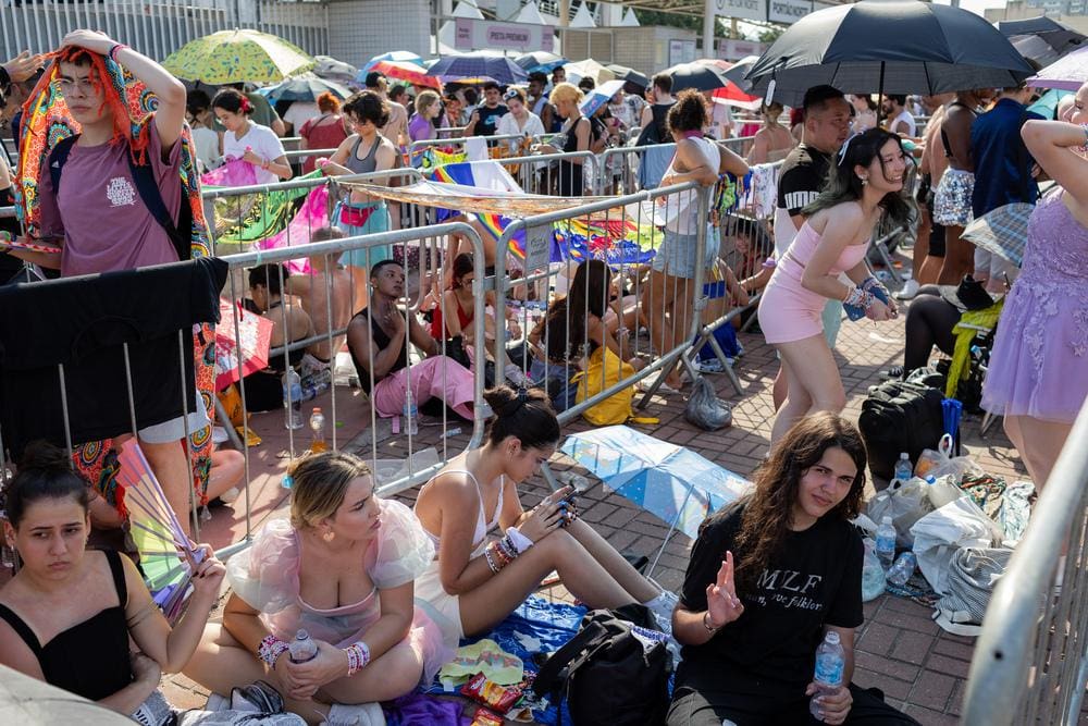 Fãs aguardam abertura dos portões para o show de Taylor Swift no sábado (1711) no Rio de Janeiro