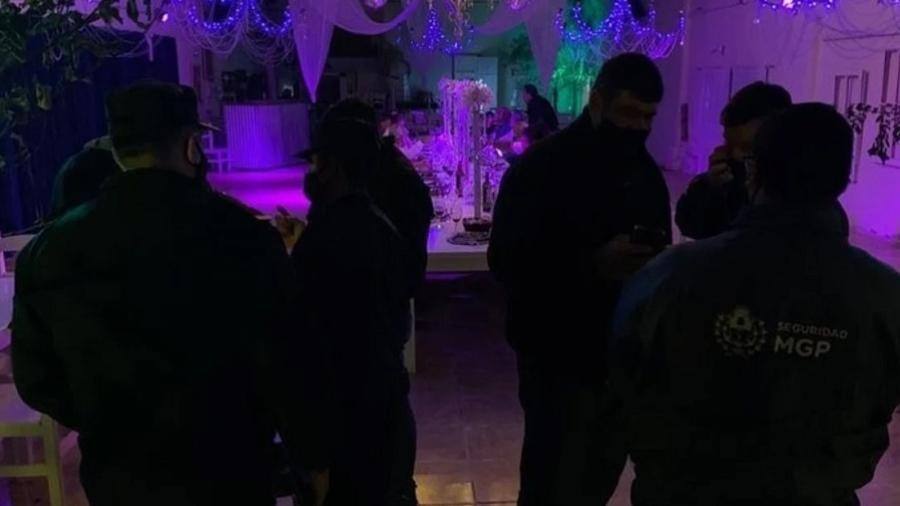 Policiais são confundidos com strippers ao interromperem festa de swing
