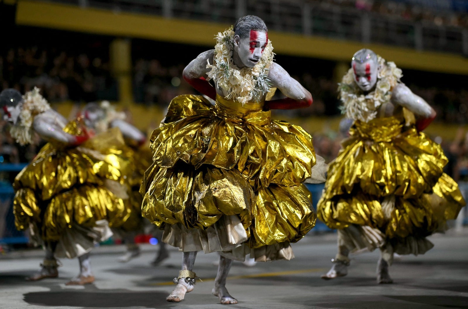 A Beija-Flor foi a segunda escola a desfilar e apresentou ao público o enredo Laíla de Todos os Santos, Laíla de Todos os Sambas
