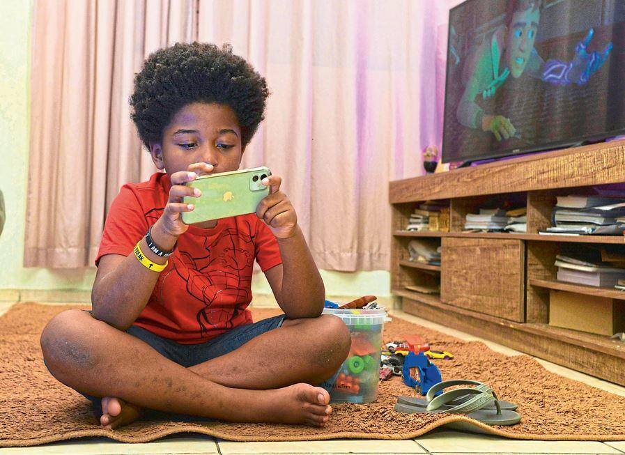 Quando ganhou o celular, Arthur deixou de lado os brinquedos e a leitura; hoje, uso é regrado