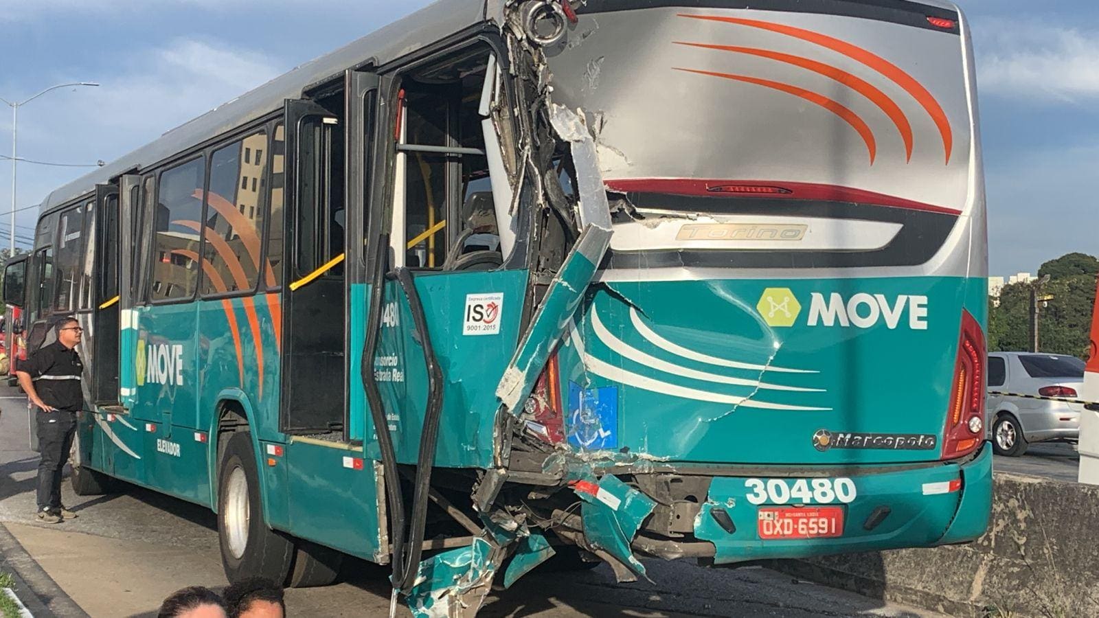 Ônibus da linha 518R teve a traseira destruída