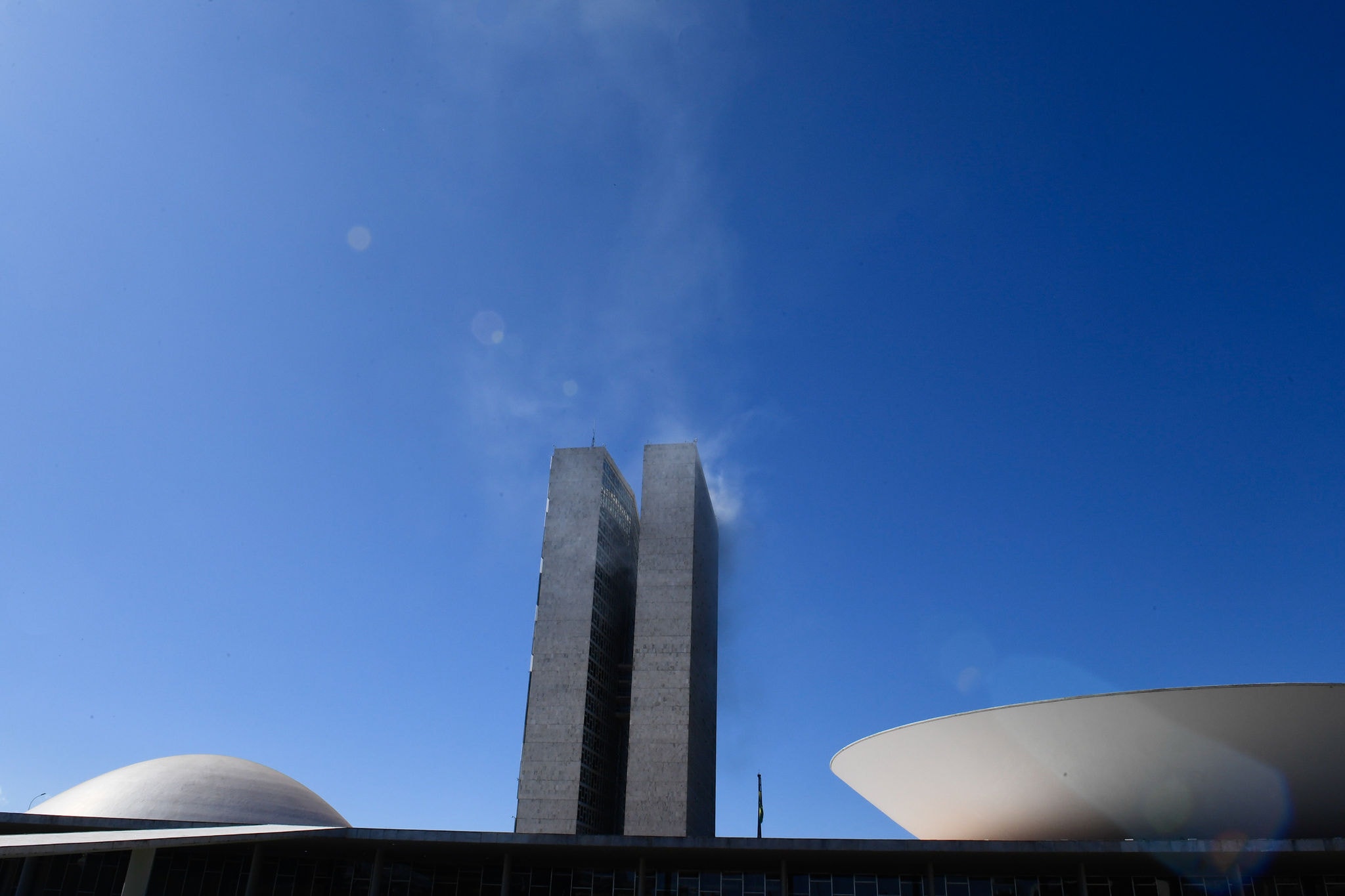 Fumaça sobre edifícios-anexos do Congresso, em simulação de incêndio. Foto: Roque de Sá/Agência Senado
