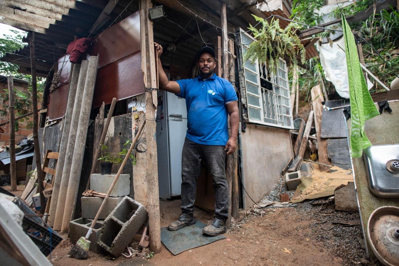 John Batista dos Santos, de 41 anos, vive em uma casa sem banheiro em BH