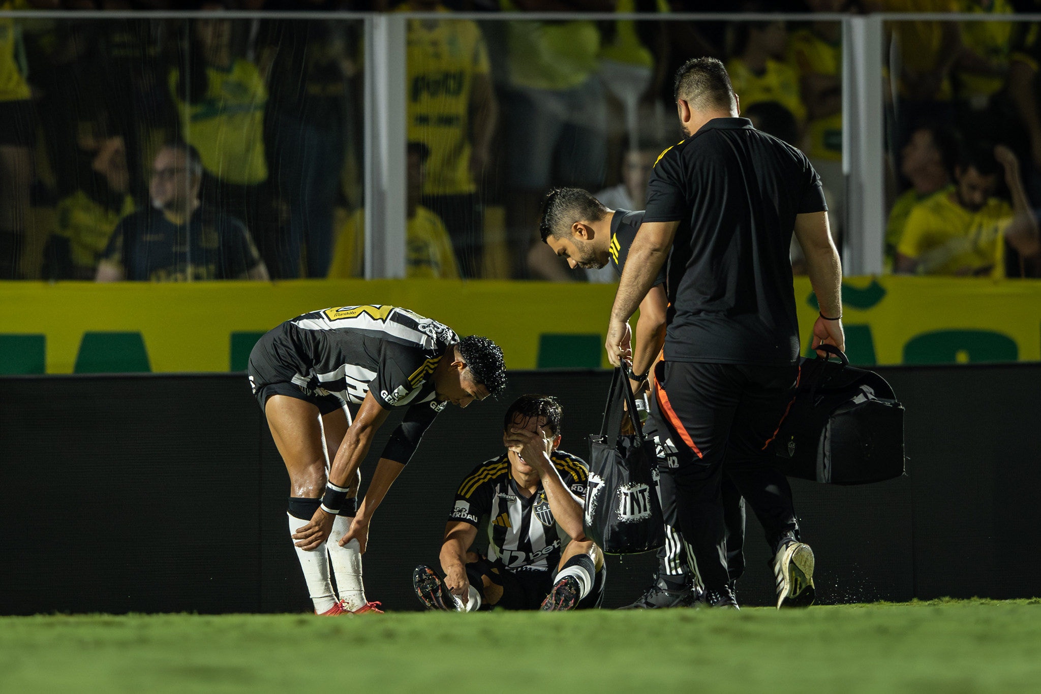 Alan Franco se machucou durante a partida contra o Mirassol pelo Campeonato Brasileiro