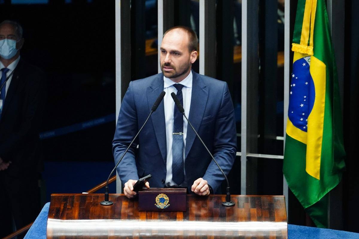 Eduardo Bolsonaro, deputado federal, questiona decisões judiciais contra apoiadores