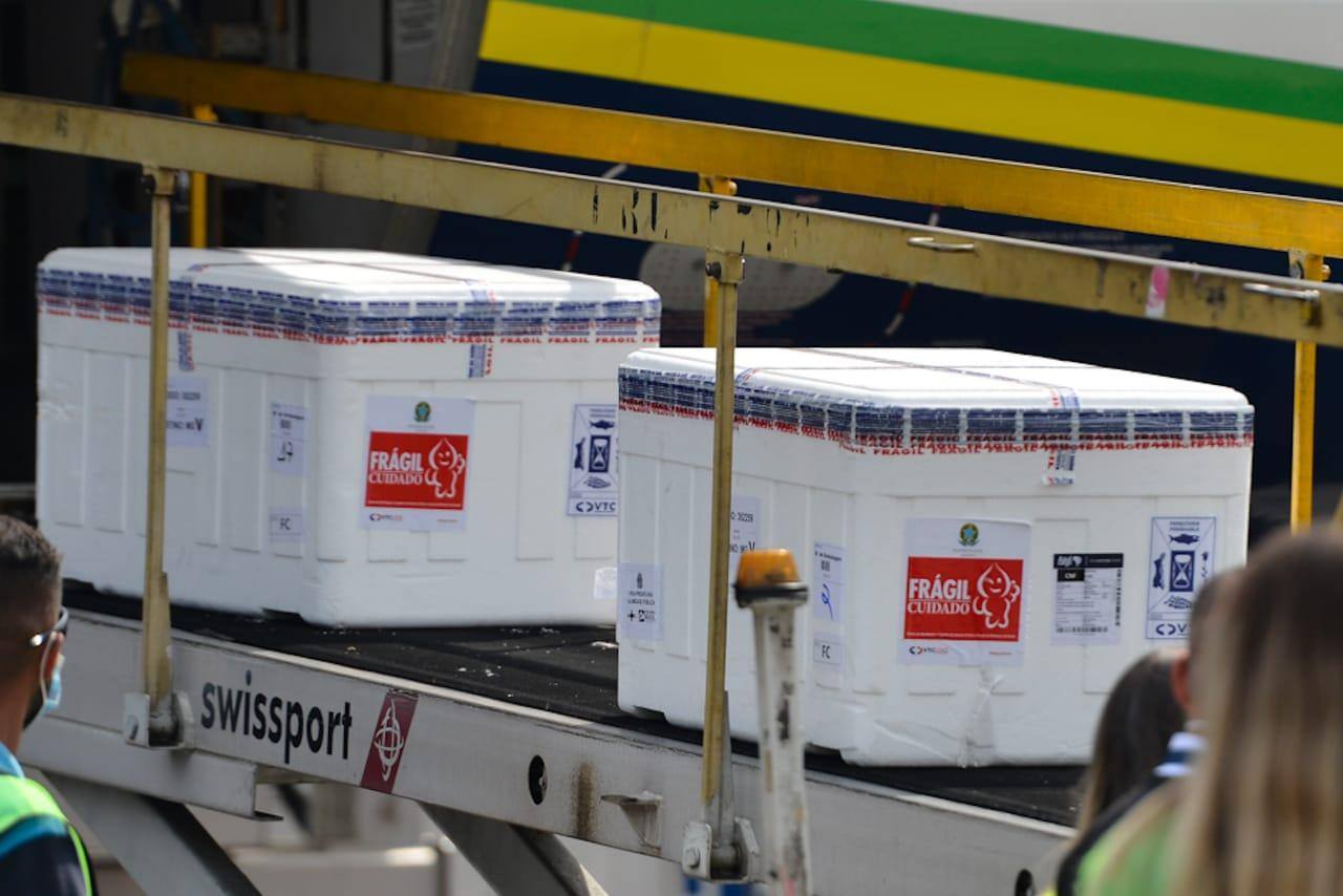 Vacinas chegando no Aeroporto de Confins