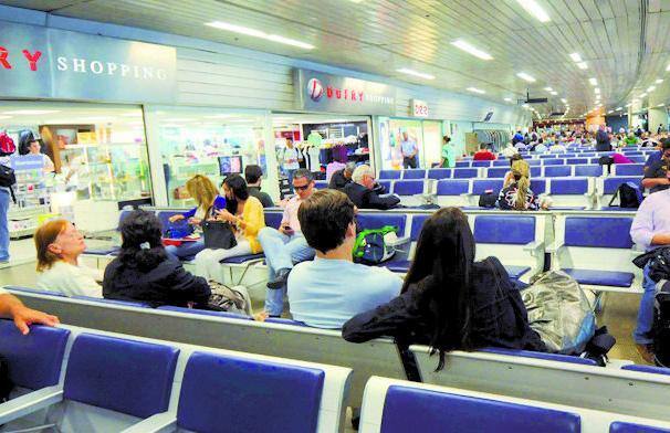 
Usuários reclamam do desconforto da sala de embarque de Confins