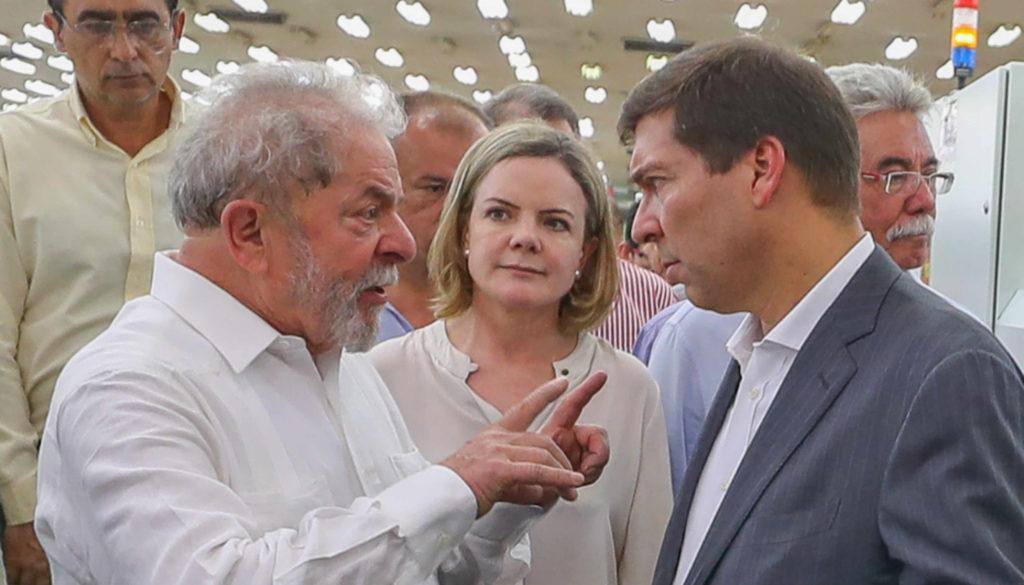 O ex-presidente Lula conversa com o empresário Josué Alencar, presidente da Fiesp