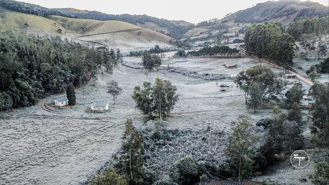 Em Maria da Fé a cidade ficou coberta pelo gelo
