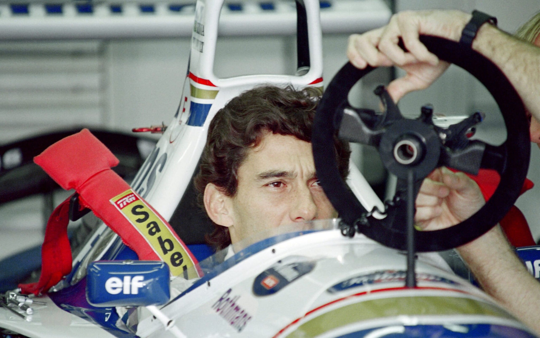 Senna pouco aantes da largada do GP de Ímola, em 1994 (Foto: Jean-Loup Gautreau / AFP / Arquivo Lance!)