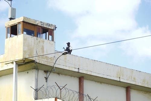 Doze presos fugiram da Penitenciária Dutra Ladeira, em Ribeirão das Neves Agente penitenciário Luiz Felipe Pinheiro Santos ficou preso por 60 dias no complexo penitenciário de Ribeirão das Neves