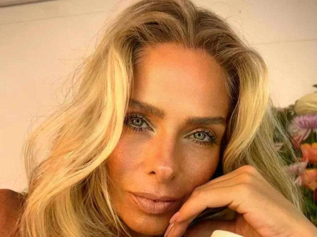 De biquíni, Adriane Galisteu esbanja ‘barriga chapada’ na web