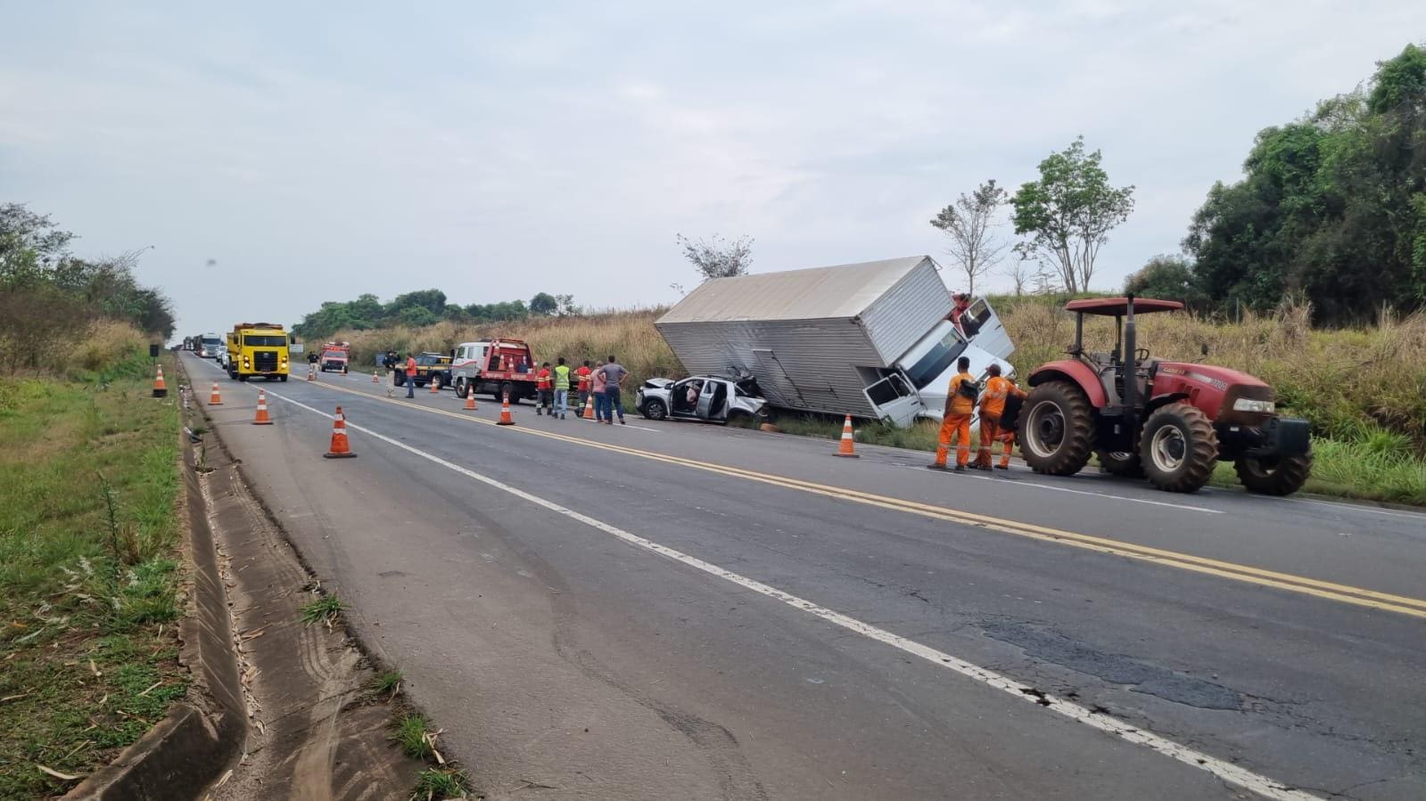 Acidente com quatro carros e dois caminhões deixa 13 feridos na BR-153 em MG