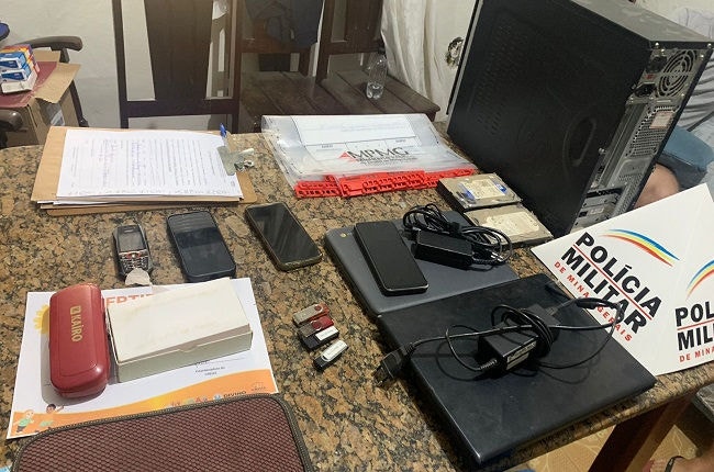 Telefones celulares, computadores e HDs foram apreendidos e serão analisados 