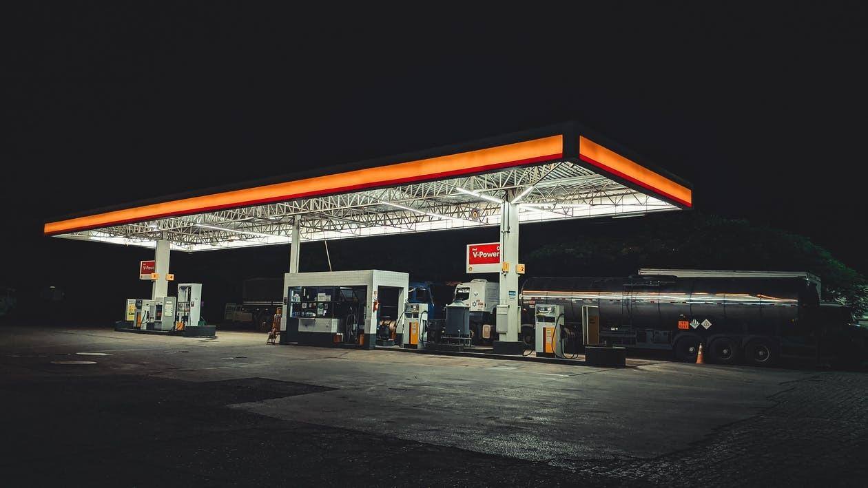 Mulher entrou em posto de gaolina e ateou fogo no namorado