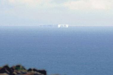 Iceberg é visto à distância no oceano