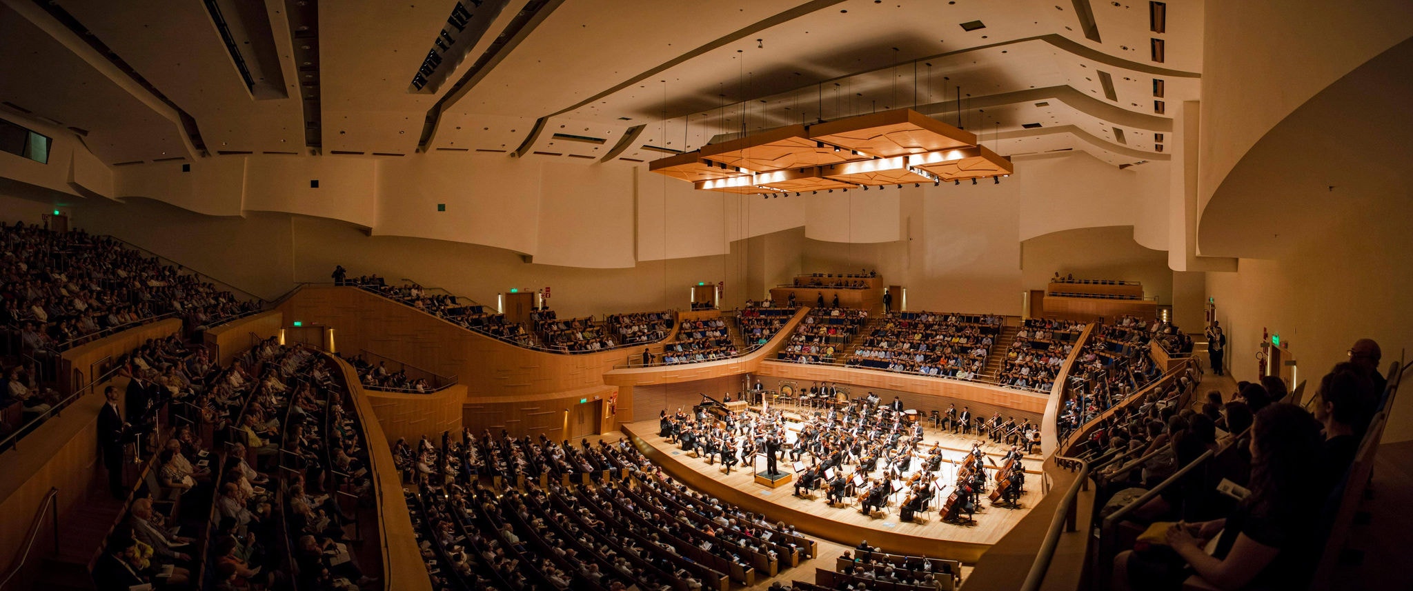 Orquestra Filarmônica durante apresentação em sua sede, a imponente Sala Minas Gerais