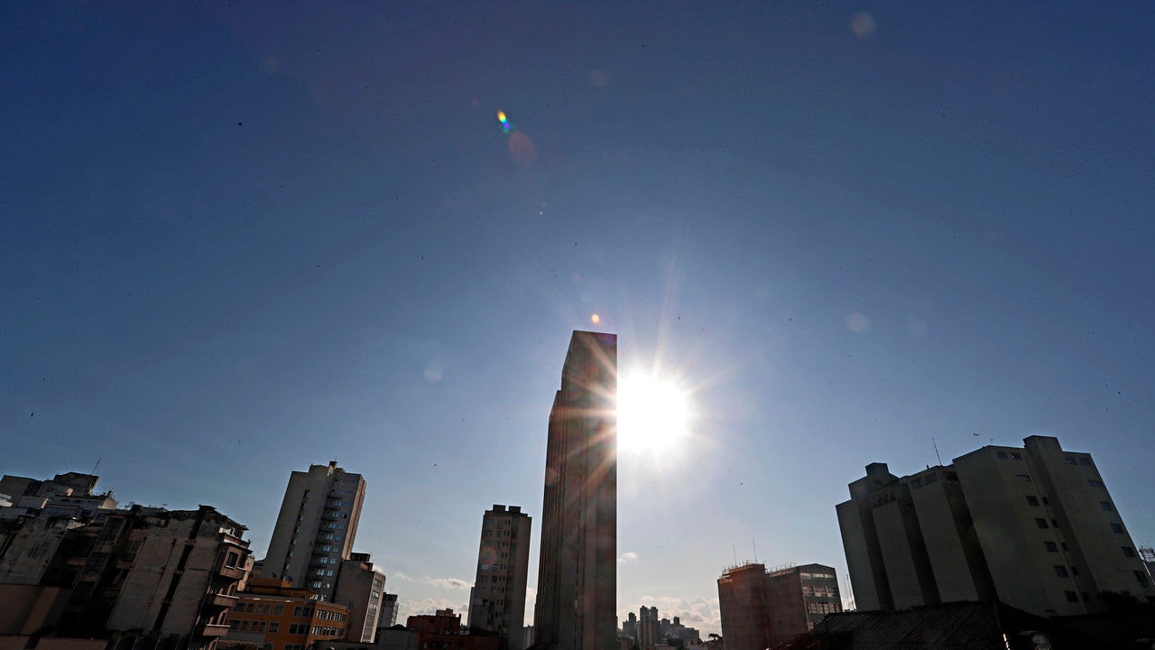 Cidade de Curitiba - Prédios nop centro da cidade de Curitiba - Largo da Ordem - Centro Histórico - sol - calor - clima - céu azul - painel do Poty Lazzarotto no largo da ordem - 