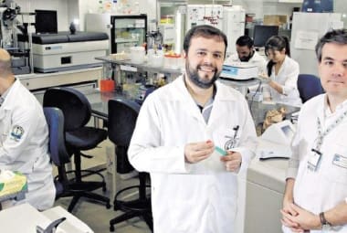 Estudos. A vacina o para tratamento da dependência química é um projeto interdisciplinar coordenado pelo professor adjunto de psiquiatria Frederico Duarte Garcia e pelo professor Ângelo de Fátima, do Departamento de Química Orgânica, ambos da Universidade Federal de Minas Gerais