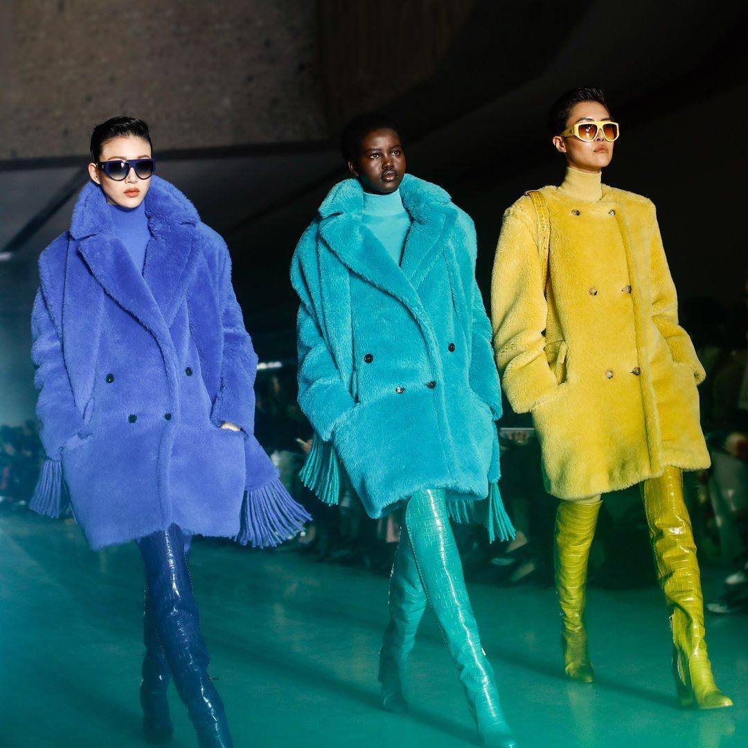 No inverno da Max Mara, pelúcia colorida em look monocromático