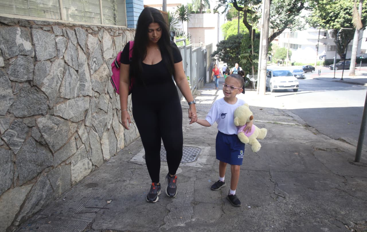 A profissional de marketing Brisa Araújo, de 30 anos, e a filha Maria Beatriz Araújo, de 7