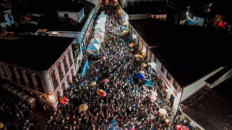 As ruas de Ouro Preto atraem foliões para o tradicional Carnaval de blocos