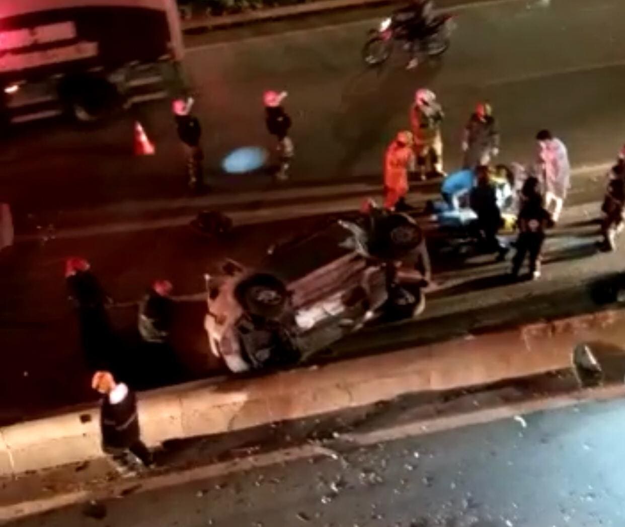 Carro ficou de cabeça para baixo, mas não atingiu mais nenhum veículo