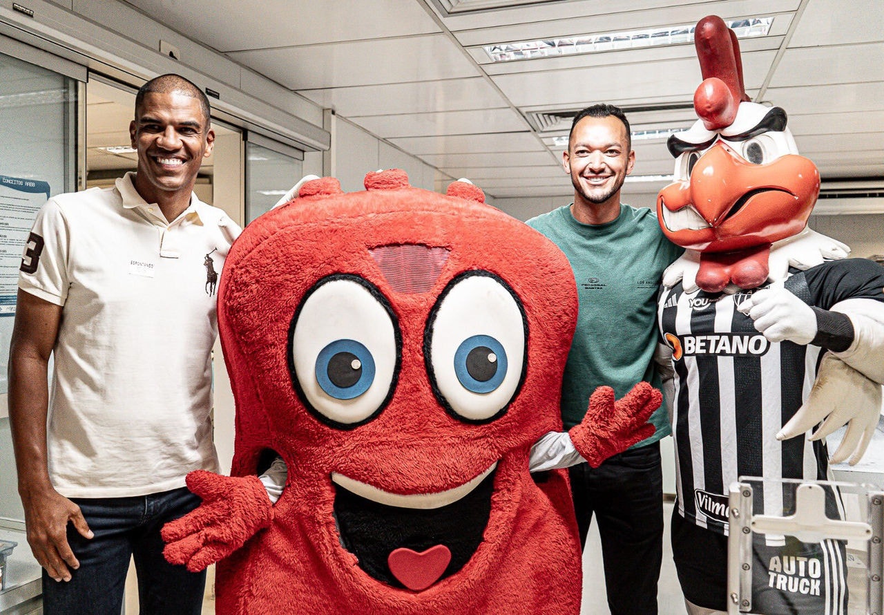 Acompanhados do Galo Doido e do mascote do Hemominas, ex-zagueiros Leo Silva e Réver incentivam campanha de doação de sangue